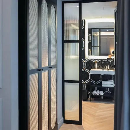 Guest house Reina 107 Boutique 2*