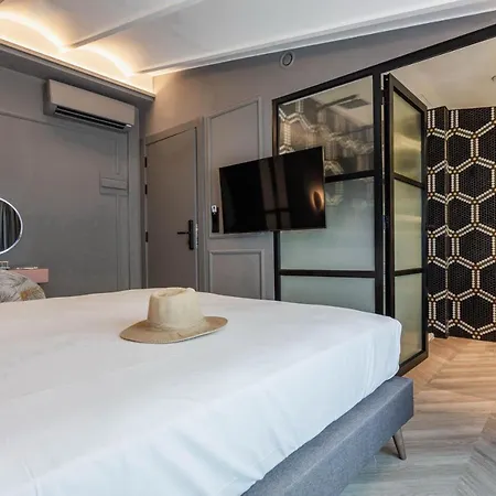 Reina 107 Boutique Guest house 2*